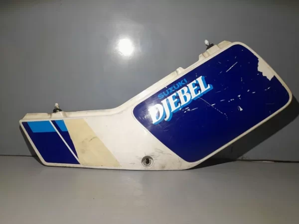 Tapa Debajo Asiento Izquierda Suzuki Dejebel 600