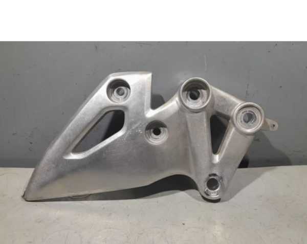 Soporte estribera delantera dcha - Suzuki GSXS 125