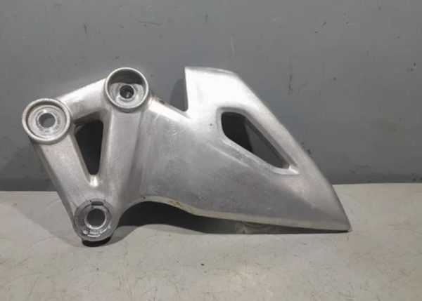 Soporte Estribera Delantera izq - Suzuki GSXS 125