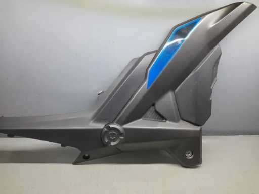 TAPA DEBAJO ASIENTO DERECHA MACBOR MONTANA XR1 125 2017-2021