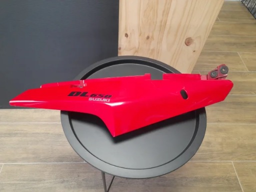 TAPA DEBAJO ASIENTO DERECHA SUZUKI VSTROM DL 650 2004-2010